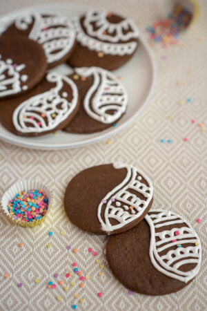 chocolate gingerbread cookies, mehndi cookies, henna cookies, diwali cookies